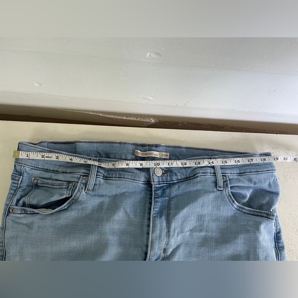 Light Wash Levi’s 721 High Rise Distressed Skinny Jeans - Picture 5 of 10